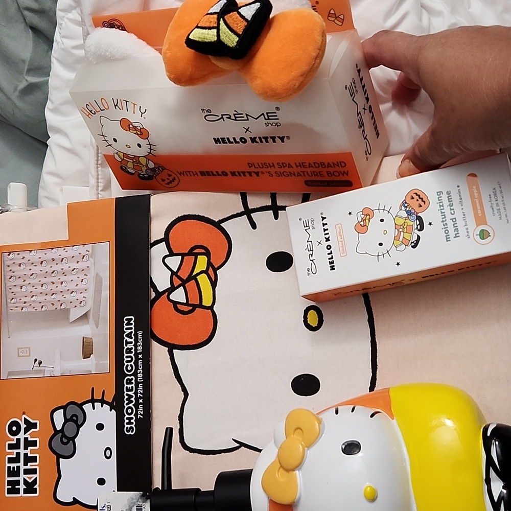 Hello Kitty Halloween Bath Bundle For Sale   NWT